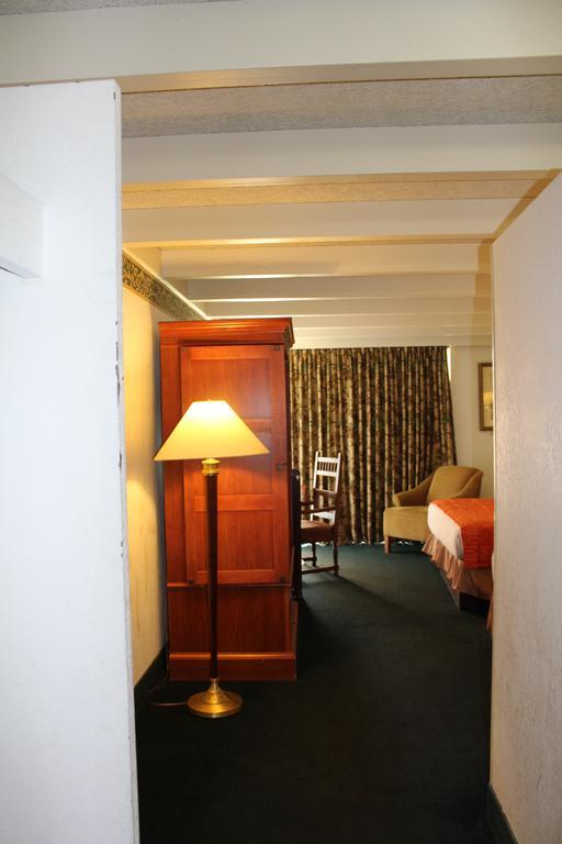 Rodeway Inn & Suites Rockford Exterior photo